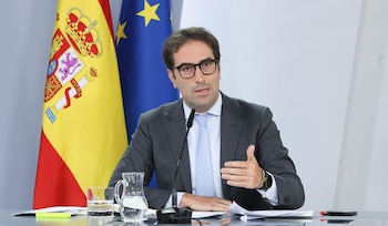 01/09/2026 El vicepresidente primero y ministro de Economía, Comercio y Empresa, Carlos Cuerpo, durante la rueda de prensa posterior al Consejo de Ministros, en el Palacio de la Moncloa, a 1 de septiembre de 2026, en Madrid (España). El Consejo de Ministros ha aprobado el real decreto-ley de medidas urgentes de carácter social y económico de apoyo a la ciudad de Ceuta, que comprende 309 millones de euros en lo que queda de 2026 para apoyar los servicios esenciales, la seguridad, la acogida de menores y la atención humanitaria y ayudar a empresas y trabajadores. El importe total se desglosa en diversas partidas, siendo la más cuantiosa la de acogida de menores y atención humanitaria, dotada con 108 millones de euros.
POLITICA
Marta Fernández - Europa Press