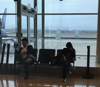 Si la demora es responsabilidad de la aerolínea, los pasajeros pueden acceder a beneficios que varían de acuerdo con el tiempo de espera
