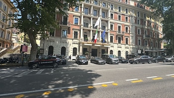 Visita de Milei a Roma portada