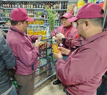 La comercialización de licor adulterado en Bogotá representa un grave riesgo para la salud pública, advierten autoridades - crédito Secretaría de Seguridad Bogotá
