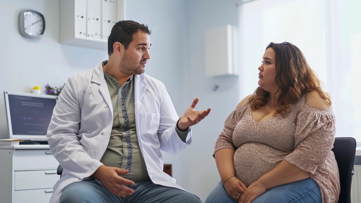 Una mujer con sobrepeso se encuentra en una consulta médica, buscando asesoramiento sobre su salud, cuidado, nutrición y alimentación. La imagen muestra a una mujer sentada frente a un médico, con una expresión de preocupación en su rostro. La obesidad es un problema de salud que afecta a muchas personas y requiere atención médica y cambios en los hábitos alimenticios y de estilo de vida. (Imagen ilustrativa Infobae)