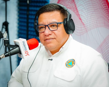 Luis Alonso Amaya, director general de Protección Civil de El Salvador, durante la entrevista radial sobre la labor de los equipos de rescate salvadoreños en Venezuela (Cortesía Secretaría de Prensa).