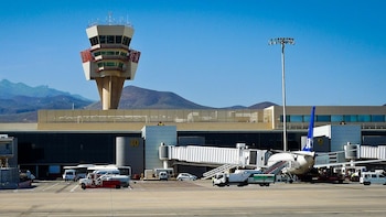 Un hombre viaja con su
