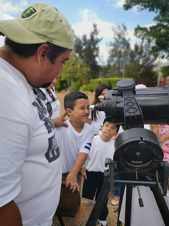 Las escuelas juegan un papel esencial al ofrecer ferias científicas y espacios libres de estereotipos para fortalecer la autoestima y las vocaciones STEAM de las niñas.