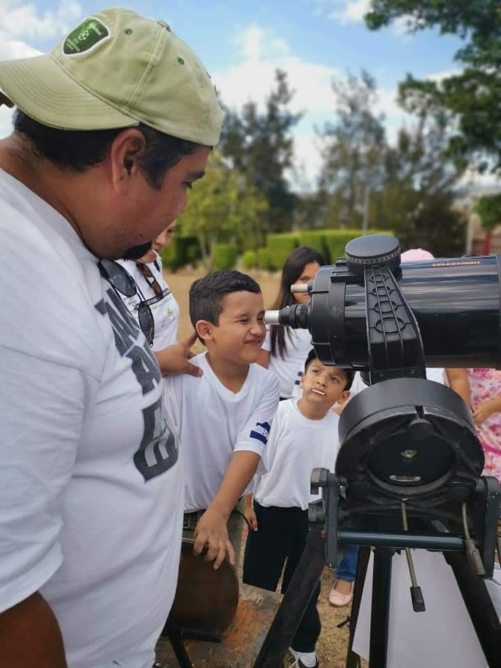 Las escuelas juegan un papel esencial al ofrecer ferias científicas y espacios libres de estereotipos para fortalecer la autoestima y las vocaciones STEAM de las niñas.