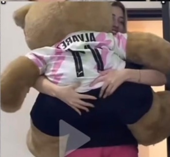 Valeria Márquez con un peluche con el apellido "Álvarez" en la espalda. (Redes sociales)