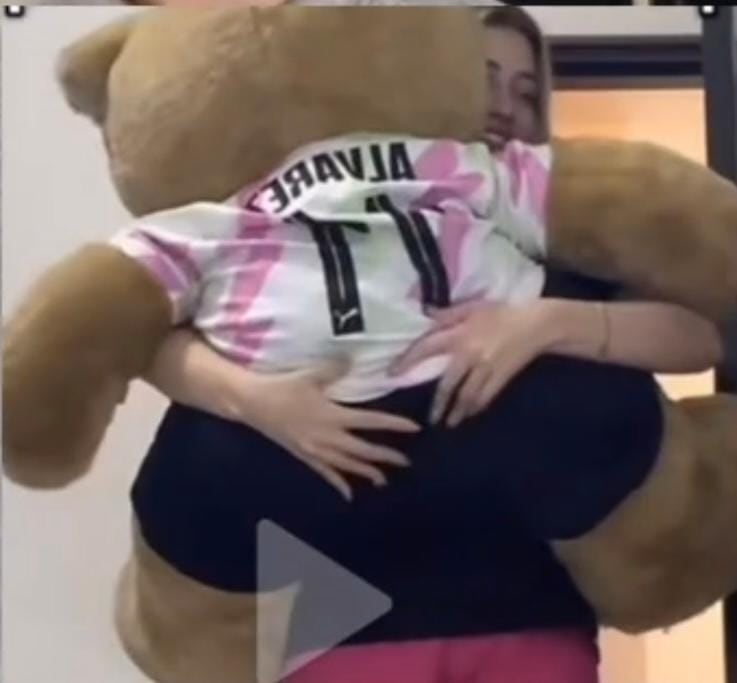 Valeria Márquez con un peluche con el apellido