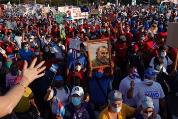 Un hombre lleva una imagen