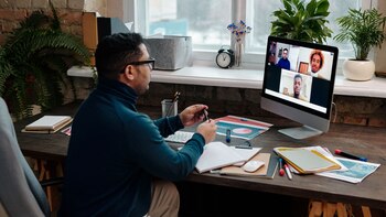 Un investigador en una reunión