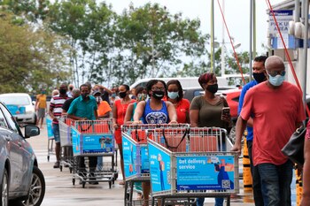 Decenas de personas hacen cola