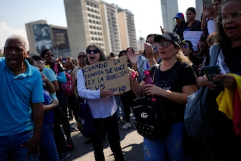 Profesores, funcionarios y pensionistas marchan