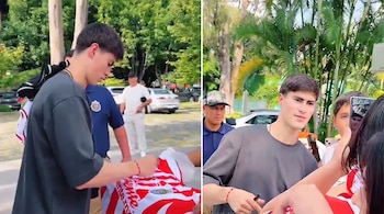 Hormigol pasó varios minutos con los aficionados, firmó autógrafos y se tomó fotos en su aparente último día en el complejo, tras anticiparse su salida del Guadalajara hacia el Olympiacos por 12 millones de dólares. (Crédito especial/ @@jenopistaches / @soyy_majito)