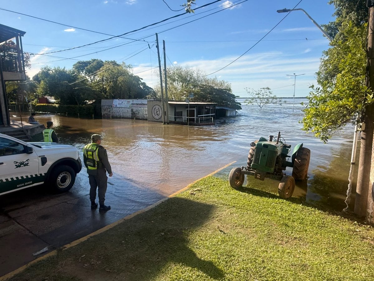 Prefectura Naval Argentina realiza patrullajes y controles en sectores ribereños alcanzados por la suba de los ríos (Fuente: Agencia Federal de Emergencias)