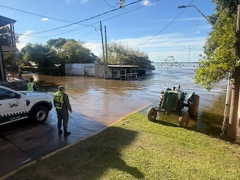 Prefectura Naval Argentina realiza patrullajes y controles en sectores ribereños alcanzados por la suba de los ríos (Fuente: Agencia Federal de Emergencias)
