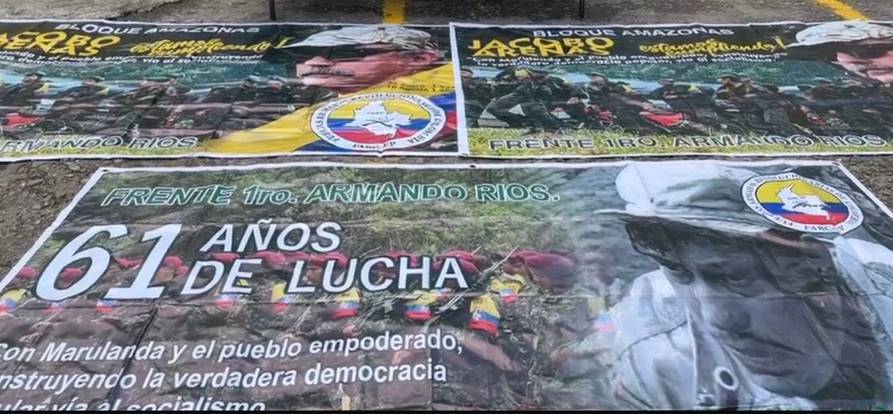 Pancartas alusivas al Bloque Amazonas “Manuel Marulanda Vélez” entregadas por los desmovilizados. - crédito Ejército