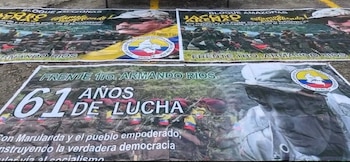 Pancartas alusivas al Bloque Amazonas “Manuel Marulanda Vélez” entregadas por los desmovilizados. - crédito Ejército