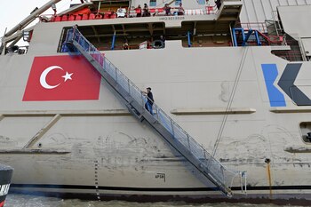 La empresa turca que alquila la barcaza a Ecuador tiene denuncias de corrupción en sus contrataciones en otros países. (REUTERS/Vicente Gaibor)