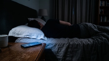 Dormir con luz artificial altera la estructura del corazón y eleva el riesgo de insuficiencia cardíaca, según un estudio