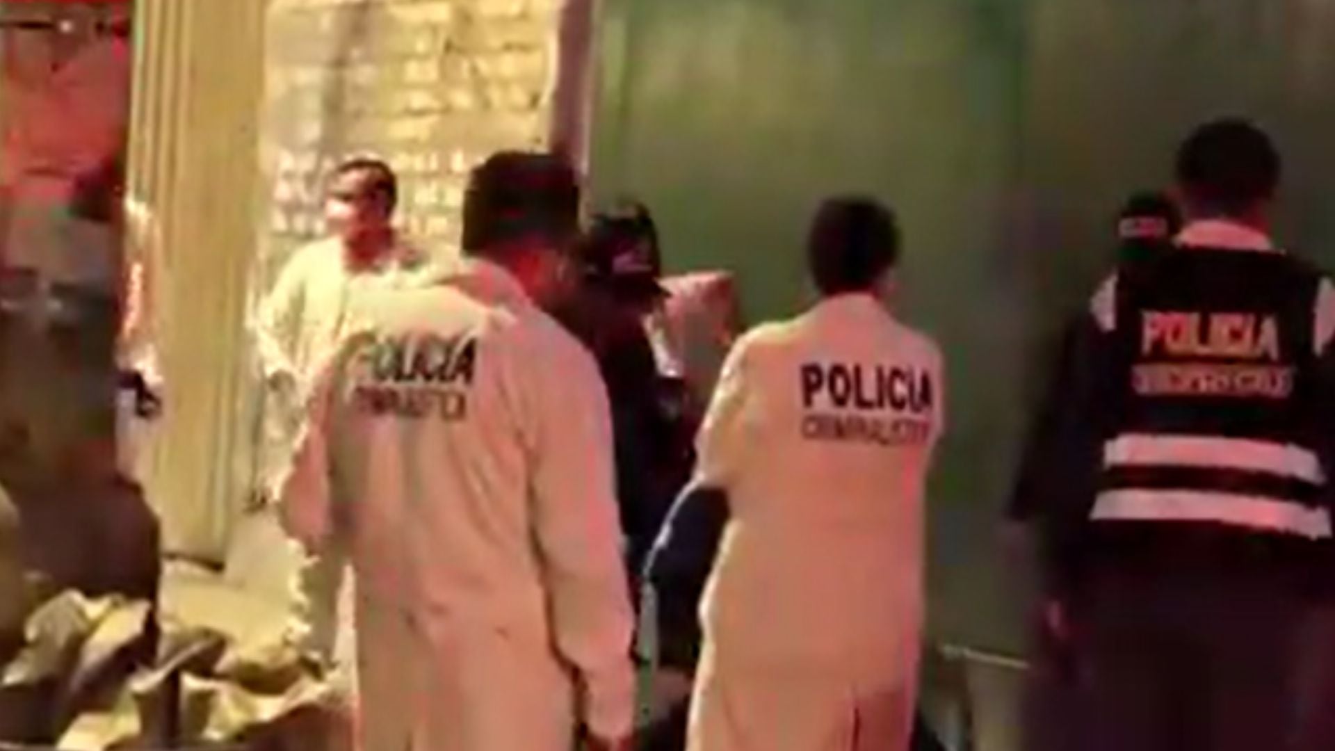 La víctima, que tendría entre 40 y 45 años, estaba maniatada, envuelta en sábanas y bolsas, y presentaba signos de tortura y un fuerte golpe en la cabeza - Créditos: Captura de pantalla de Exitosa.