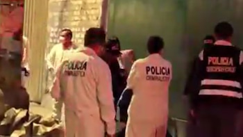 La víctima, que tendría entre 40 y 45 años, estaba maniatada, envuelta en sábanas y bolsas, y presentaba signos de tortura y un fuerte golpe en la cabeza - Créditos: Captura de pantalla de Exitosa.
