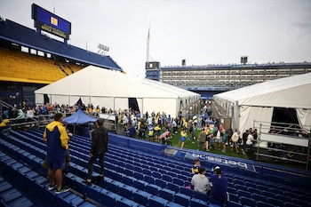 Las carpas sobre el césped de La Bombonera recibieron un incesante causal de socios (REUTERS/Agustin Marcarian)