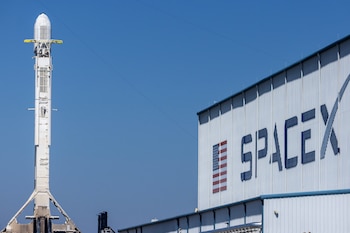 La NASA y SpaceX esperan que los satélites lunares confirmen el sitio y el tamaño del cráter mediante imágenes antes y después del impacto
- EFE/EPA/CRISTOBAL HERRERA-ULASHKEVICH