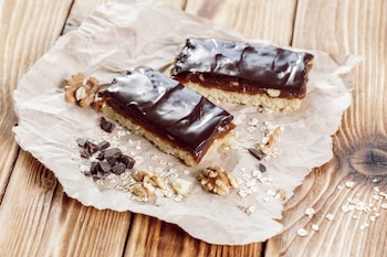 Receta de barritas proteicas de plátano y chocolate (Magnific)