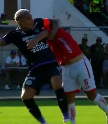La acción que Paolo Guerrero protagonizó con Kelvin Sánchez y pidió penal que no fue cobrado. - captura: L1 MAX