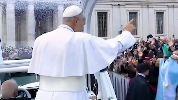El papa León XIV pasó frente a una bandera argentina y levantó el pulgar: la imagen que reavivó las expectativas por su visita a la Argentina