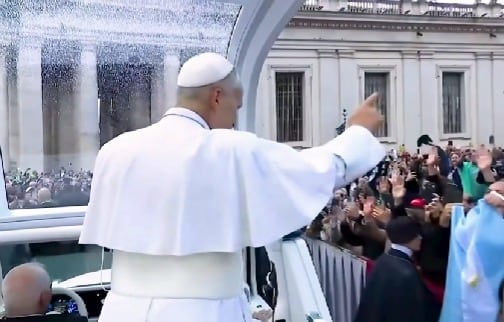 El papa León XIV pasó frente a una bandera argentina y levantó el pulgar: la imagen que reavivó las expectativas por su visita al país