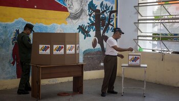 Un hombre vota en el