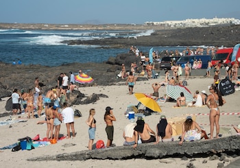 Numerosas personas disfrutan de un