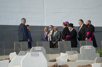 15/10/2026 Los Reyes en su visita a Ceuta.
La Comunidad Musulmana de Melilla ha expresado este jueves su reconocimiento al Rey Felipe VI por "el gesto de sensibilidad humana y respeto que ha demostrado al visitar, junto a la Reina Letizia, el Cementerio Musulmán de Ceuta", para honrar la memoria de las más de 140 víctimas marroquíes de la tragedia migratoria ocurrida en la frontera de Ceuta con Marruecos tras la entrada masiva de unas 80.000 personas entre los días 30 y 31 de julio.
SOCIEDAD
GOBIERNO DE CEUTA