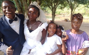 Una niña angoleña muestra una imagen de Monseñor Óscar Romero en una boda en la capilla que lleva su nombre en Angola. Crédito: Padre Edmundo Aguilera.