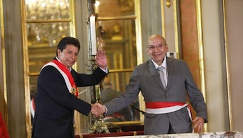 Pedro Castillo con Kurt Burneo. (Andina)