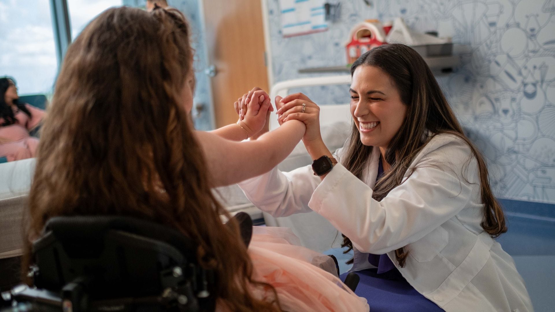 Las instalaciones modernas permiten que las familias acompañen a sus hijos durante la internación (Nicklaus Children’s)