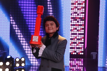 Imitador de José José se