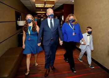 Erin O'Toole junto a su familia -su esposa Rebecca, su hija Mollie y su hijo Jack- antes de pronunciar su discurso tras la presidencia del Partido Conservador de Canadá. Ottawa, Ontario, Canadá. 24 de agosto de 2020. REUTERS/Patrick Doyle