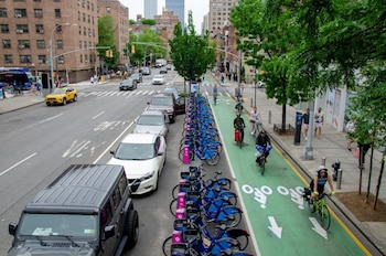 El Concejo Municipal de Nueva York abrirá el 30 de septiembre una audiencia sobre restricciones, controles, seguros y sanciones para e-bikes y e-scooters (AP Photo)