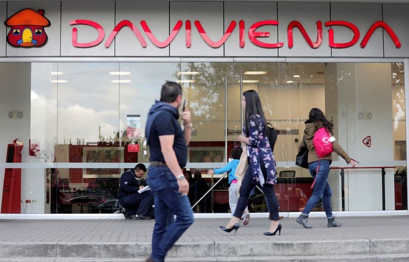 Davivienda lanza una cuenta de ahorros en dólares para usuarios en Colombia, administrada desde Panamá y accesible por aplicación móvil - crédito Luisa González/REUTERS