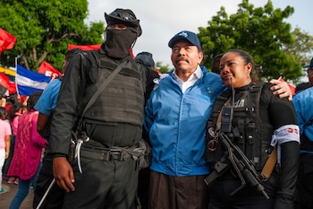 Policías nicaragüenses se toman una foto con Daniel Ortega en Masaya, Nicaragua, el 13 de julio del 2018
(AP foto/Cristobal Venegas)