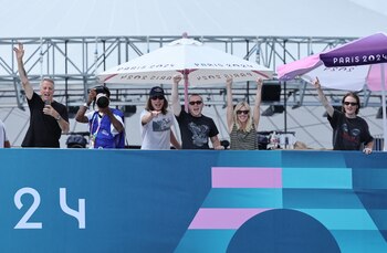 Los festejos de Tony Hawk tras la pasada de su amigo (Foto: Reuters/Mike Blake)