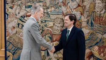 Mañueco se reúne en Zarzuela con el Rey y le traslada la "lealtad" de Castilla y León a la Monarquía