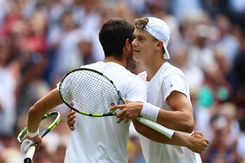 Alcaraz y Rune se abrazan tras su último partido (REUTERS/Hannah Mckay)