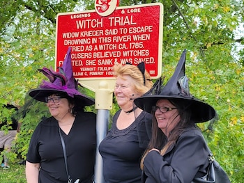 La resignificación del sombrero puntiagudo lo define como un icono de identidad y resistencia en diversas culturas (Alexina Jones via AP)