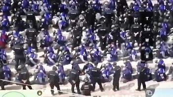 Prisioneros uigures con los ojos