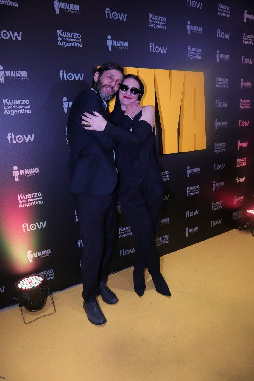 La actriz, que interpreta a Yiya Murano joven, combinó elegancia y misterio en la alfombra junto a Daniel Katz