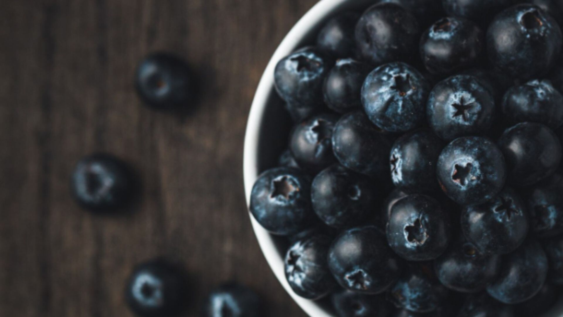 Los arándanos sobresalen entre los alimentos ricos en flavonoles recomendados por expertos en nutrición (Imagen Ilustrativa Infobae)