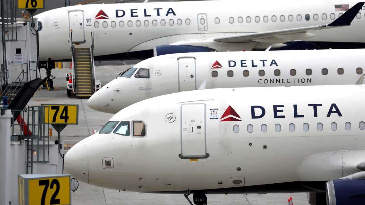 Delta Air Lines no impone restricciones específicas para mujeres embarazadas ni exige certificados médicos para volar, según su política oficial (Reuters)