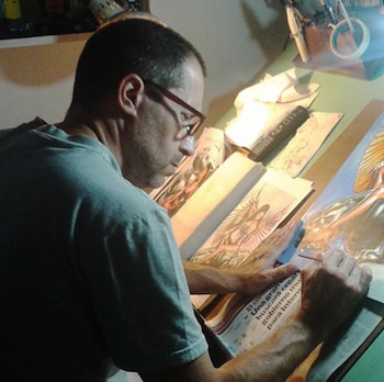 Claudio Aboy trabajando en su